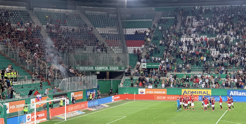 Zatímco hráči Sparty Praha děkovali příznivcům za podporu při zápase kvalifikace Ligy mistrů ve Vídni proti Rapidu, někteří příznivci začali odpalovat dýmovnice.