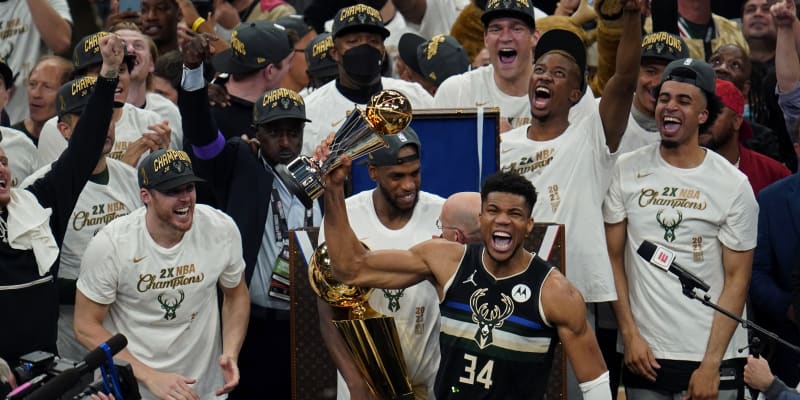 Basketbalisté Milwaukee slaví triumf v NBA po 50 letech.