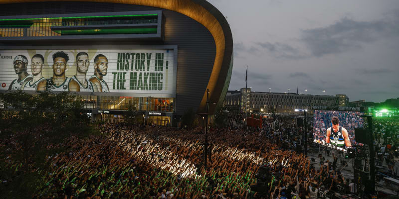 Před stadionem v Milwaukee se sešly tisíce fanoušků.