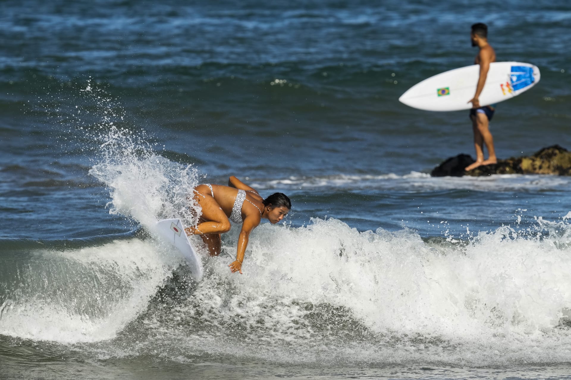 Japonská surfařka Mahina Maedaová trénuje ve vlnách u pláže Curigasaki v Ičinomiji, ležící 90 kilometrů od Tokia.