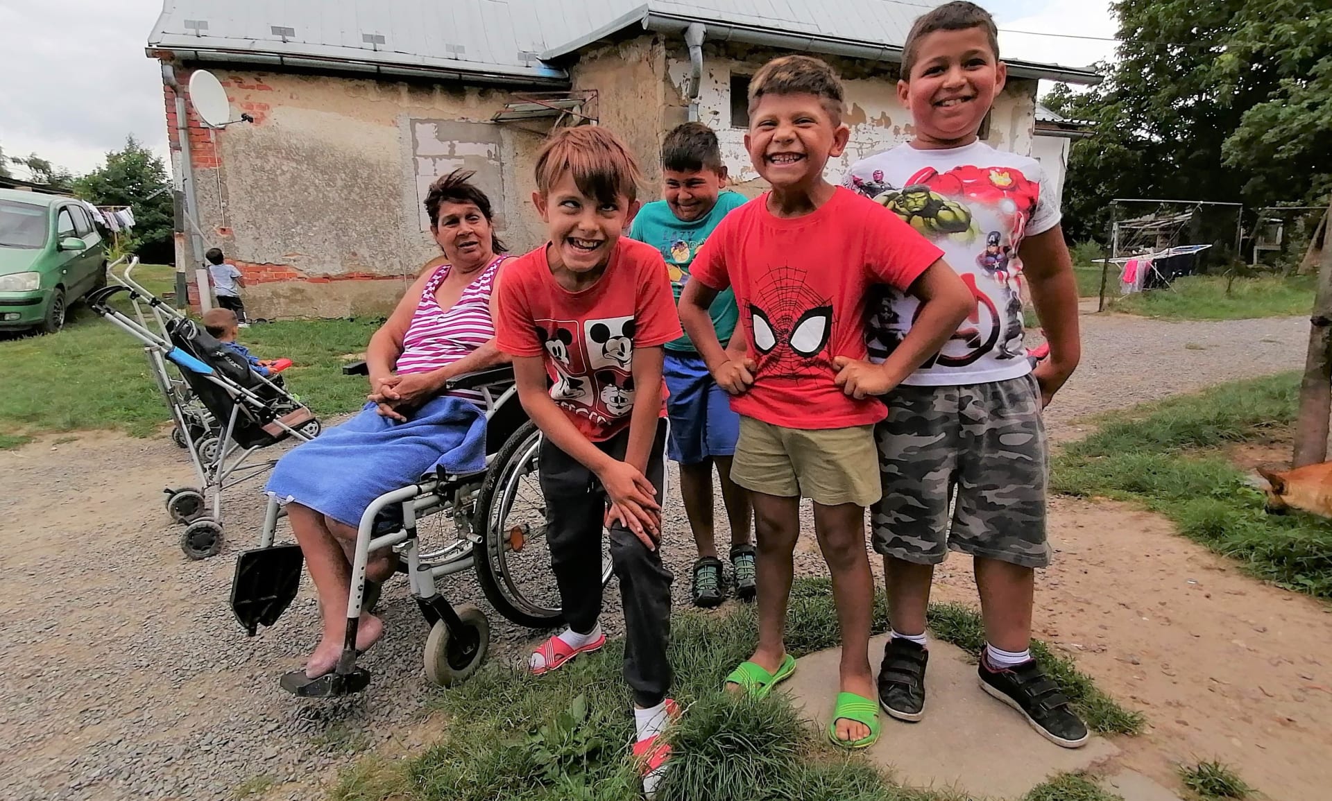 Slezské Pavlovice. Dana Damková na invalidním vozíku velí místní romské minoritě. Očkování je tady zapovězeno, nikdo z komunity nedá očkovat ani své děti.