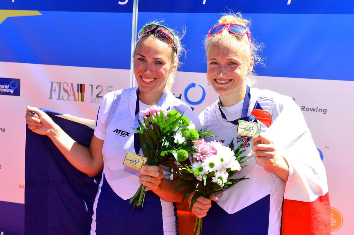 Zatím největší úspěch Lenky Antošové a Kristýny Fleissnerové: zlatá medaile ve skifu z mistrovství Evropy 2017 na domácí půdě v Račicích.