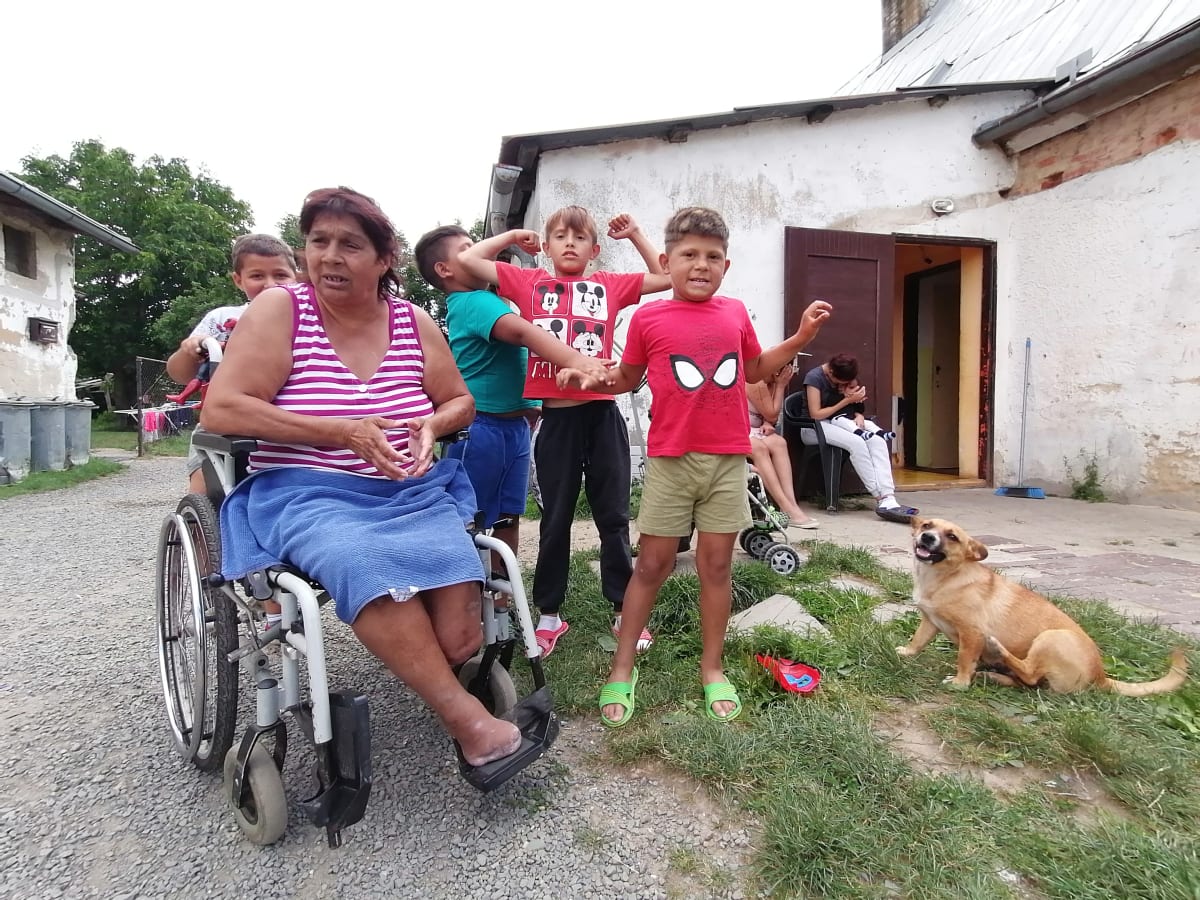 Slezské Pavlovice. Dana Damková na invalidním vozíku velí zdejší romské minoritě. Očkování je zapovězeno, nikdo z komunity nedá očkovat ani své děti.