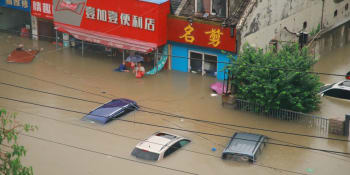 Záplavy devastují Čínu. Za dva dny napršelo stejně jako za rok, vodní nádrže přetékají
