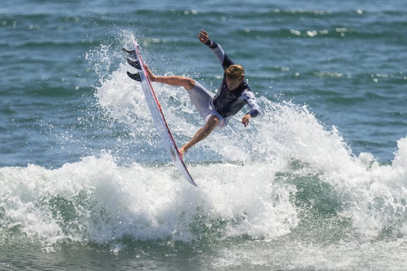 Americký surfař Kolohe Andinom letí vzduchem nad vlnami při tréninku u pláže Curigasaki v Ičinomiji, ležící 90 kilometrů od Tokia.