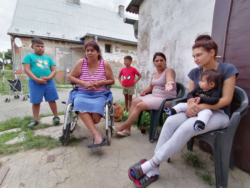 Slezské Pavlovice. Dana Damková na invalidním vozíku velí romské minoritě v obci. Očkování je tady zapovězeno, nikdo z komunity nedá očkovat ani své děti.
