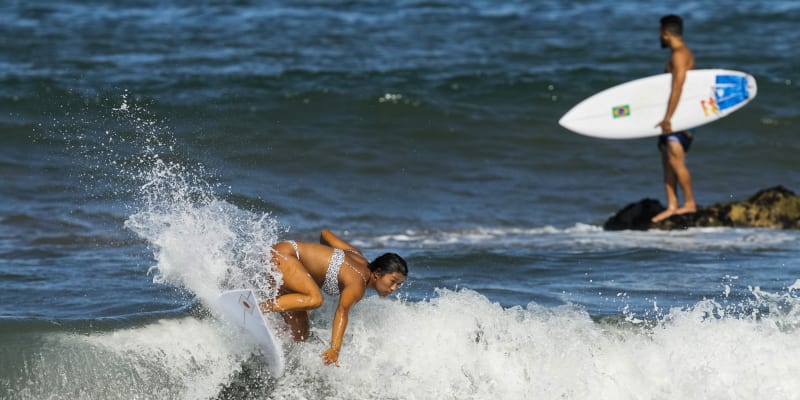 Japonská surfařka Mahina Maedaová trénuje ve vlnách u pláže Curigasaki v Ičinomiji, ležící 90 kilometrů od Tokia.