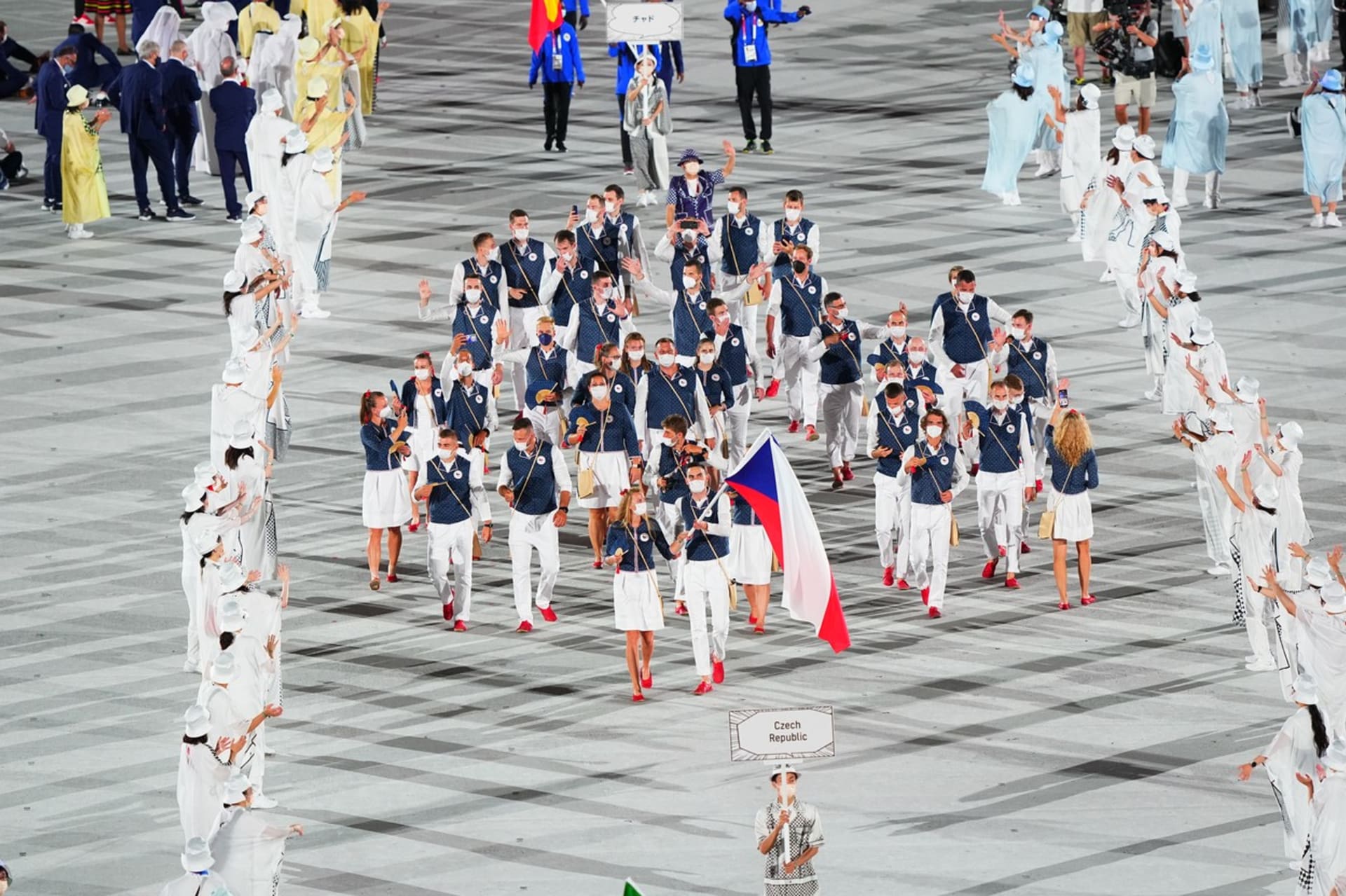 Čeští olympionici nastupují na slavnostní ceremoniál při zahájení her v Tokiu. Vlajkonoši jsou tenistka Petra Kvitová s basketbalistou Tomášem Satoranským.