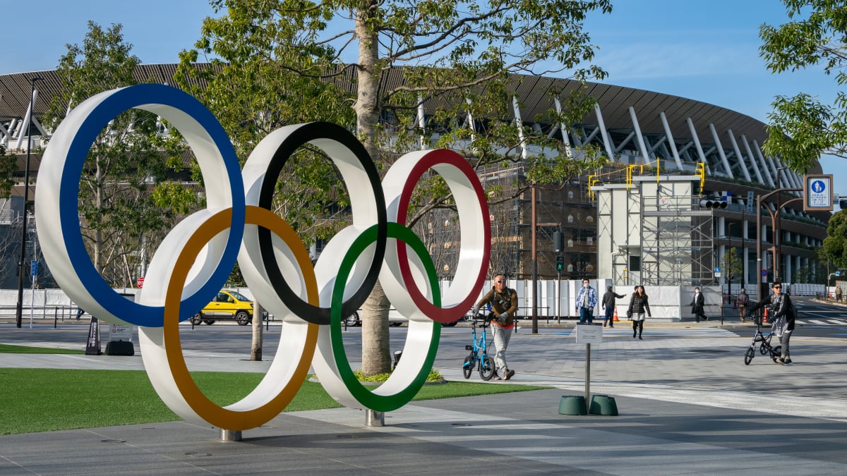 Olympijské kruhy a národní stadion v Tokiu