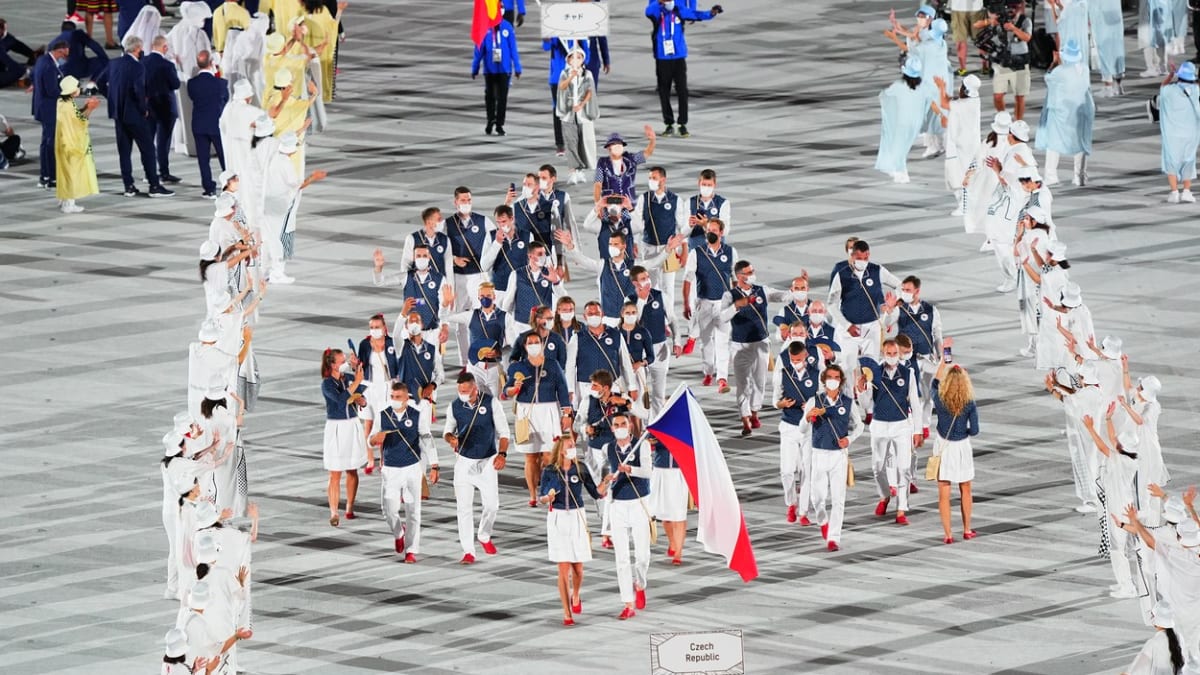 Čeští olympionici nastupují na slavnostní ceremoniál při zahájení her v Tokiu. Vlajkonoši jsou tenistka Petra Kvitová s basketbalistou Tomášem Satoranským.