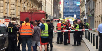 Zřícení rekonstruované budovy. Z neštěstí v centru Prahy policie obvinila dva lidi