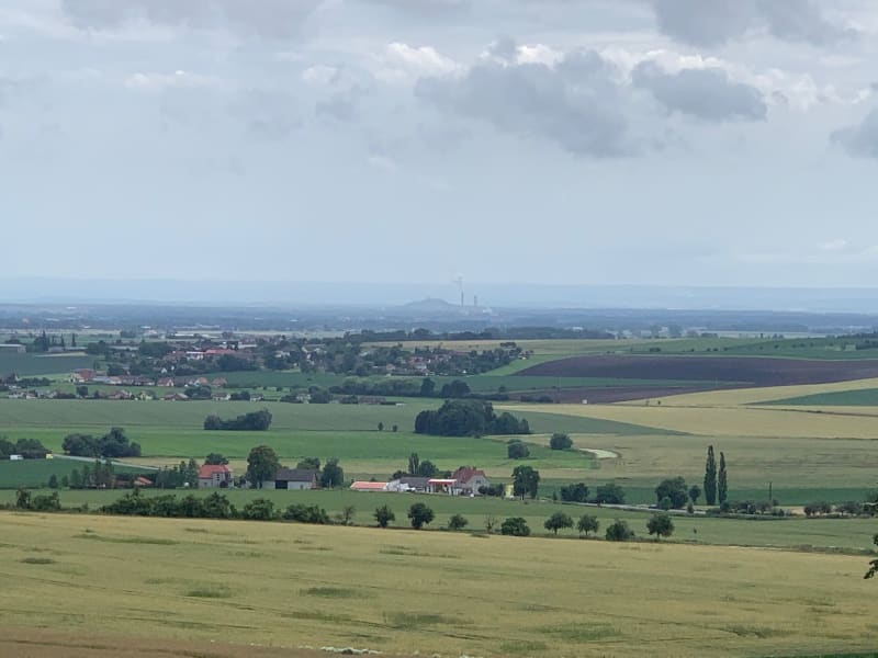 Výhled z rozhledny u Muzea války na Chlumu směrem na Kunětickou horu a Pardubice