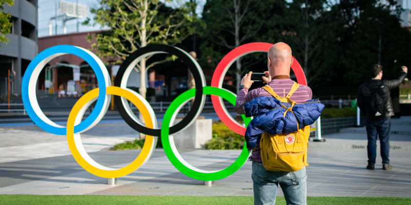 Olympijské kruhy u Nového národního stadionu v Tokiu se staly pro turisty a místní instagramovou senzací.