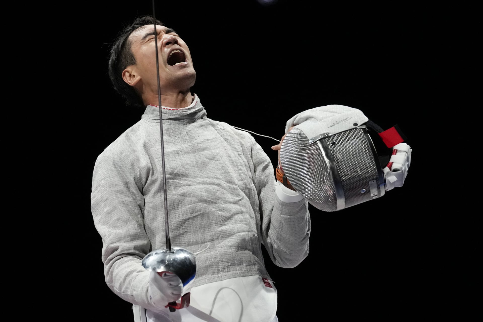 Kim Junho z Jižní Koreje se raduje z vítězství v souboji s Konstantinem Lokhanovem z Ruského olympijského výboru v sobotním 32. kole soutěže jednotlivců v šavli. 