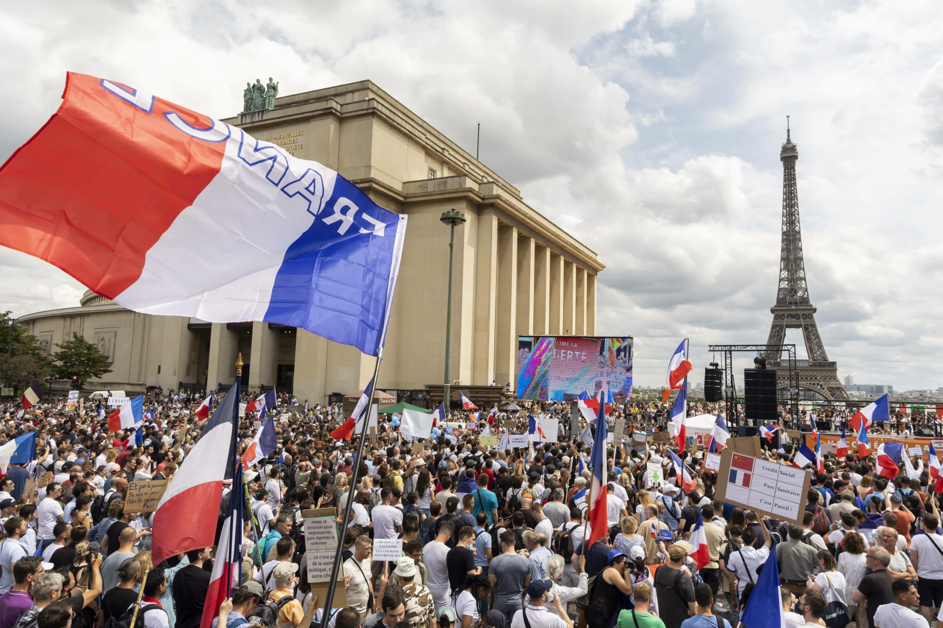 Desítky tisíc lidí ve Francii protestovaly.