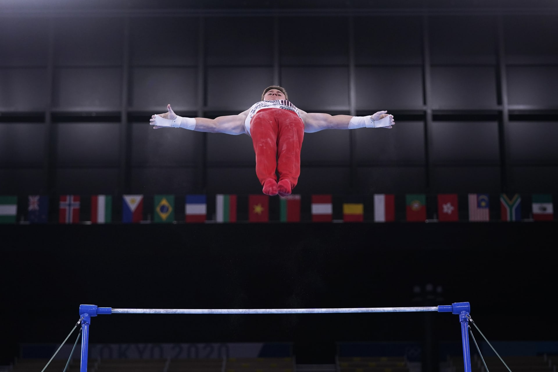 Brody Malone ze Spojených států amerických předvádí sestavu na vodorovné tyči během kvalifikace sportovní gymnastiky mužů.