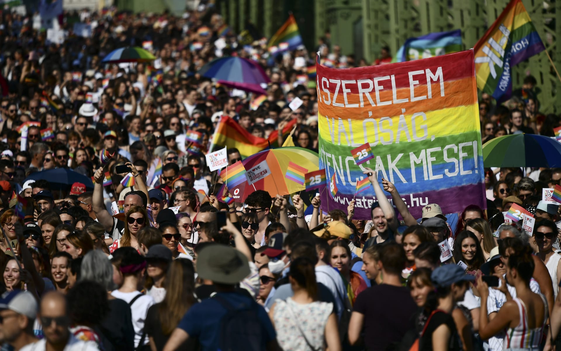 Zhruba 30 tisíc lidí v maďarské Budapešti protestovalo na Gay Pride.
