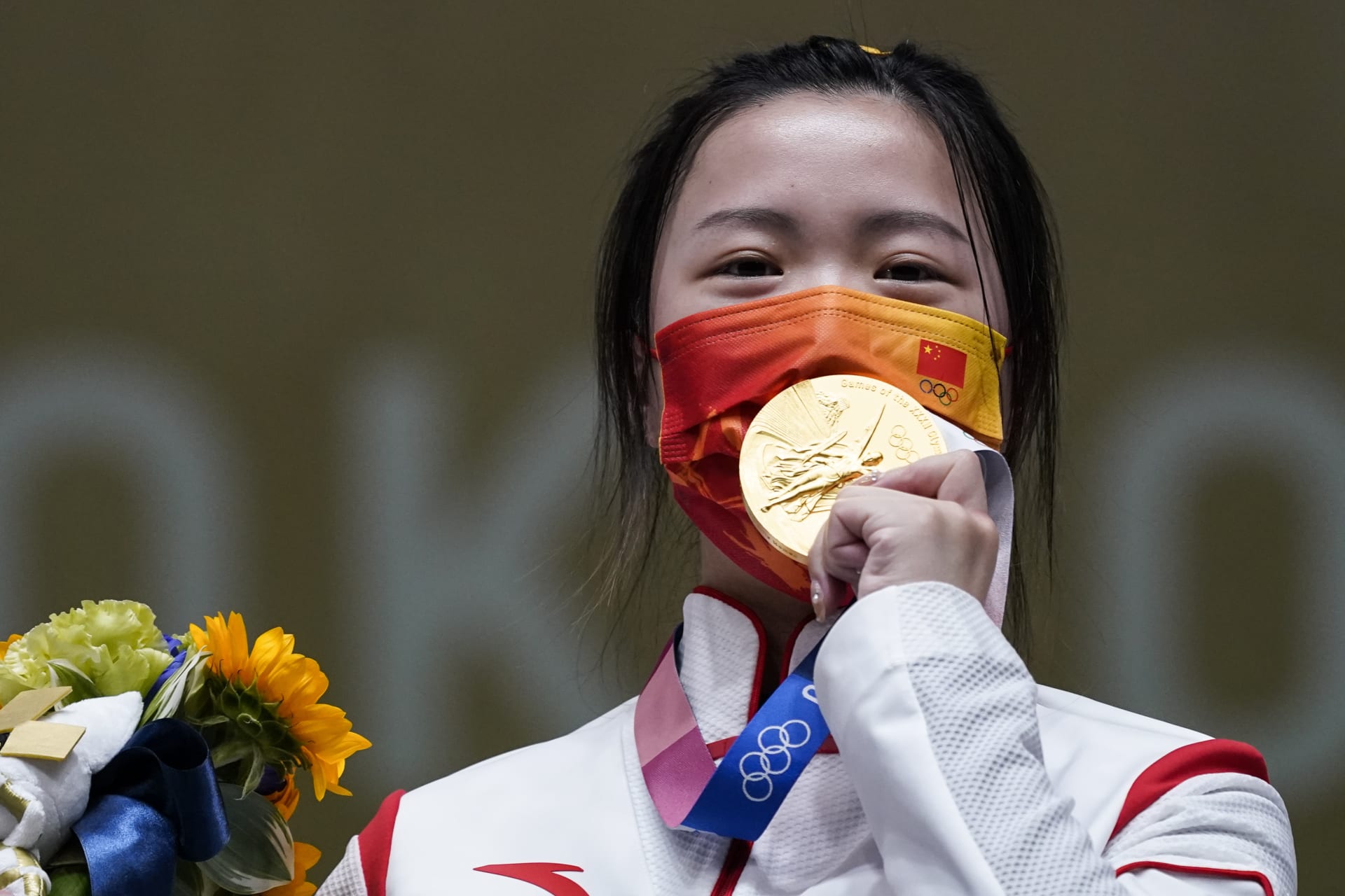 Číňanka Yang Qian se raduje ze zlaté medaile po vítězství ve střelbě ze vzduchové pušky na 10 metrů. Qian se stala první zlatou medailistkou v Tokiu.