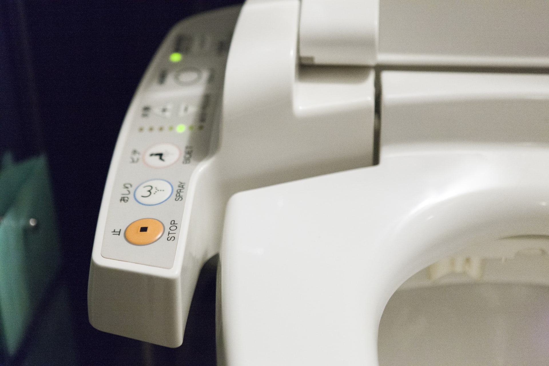 Tlačítka na japonském záchodě jsou častou překážkou pro zahraniční turisty. 