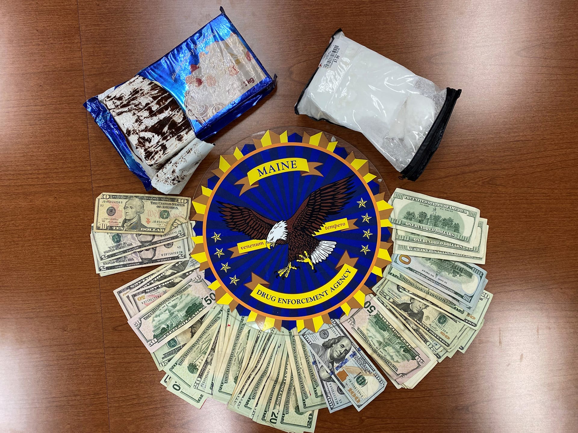 Pár ve voze převážel čtyři kilogramy kokainu a hotovost, pravděpodobně z nelegálního prodeje drog.
