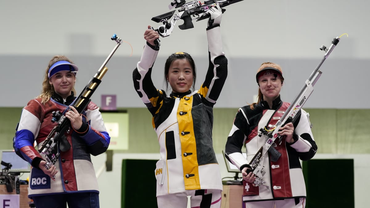 Čínská střelkyně Jang Čchien (uprostřed) slaví první zlato olympijských her v Tokiu.