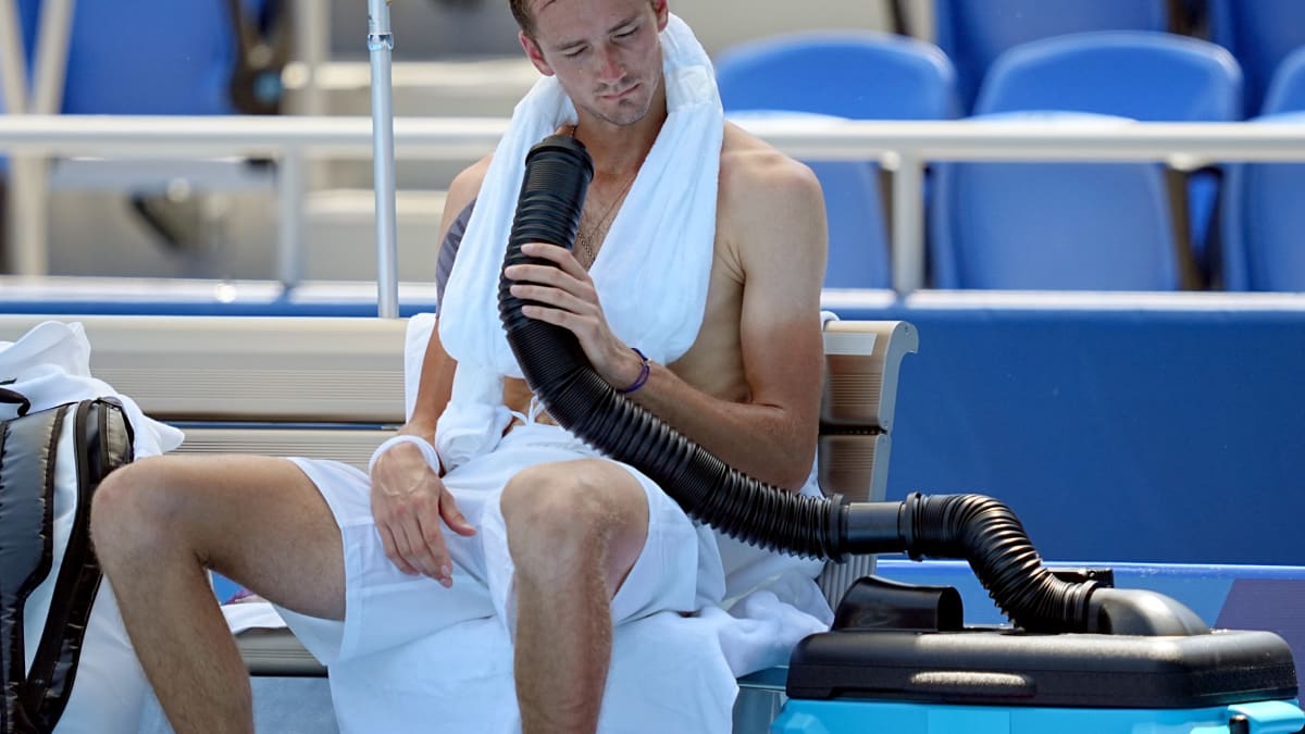 Ruský tenista Daniil Medveděv se během přestávky v turnaji chladil mobilní klimatizací.