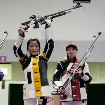 Čínská střelkyně Jang Čchien (uprostřed) slaví první zlato olympijských her v Tokiu.