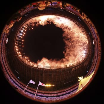 Ohňostroj rozzářil oblohu během pátečního zahajovacího ceremoniálu na Olympijském stadionu.