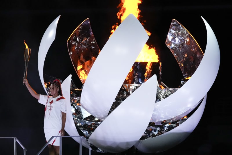 Japonka Naomi Ósakaová reaguje po zapálení kotle během zahajovacího ceremoniálu na olympijském stadionu.