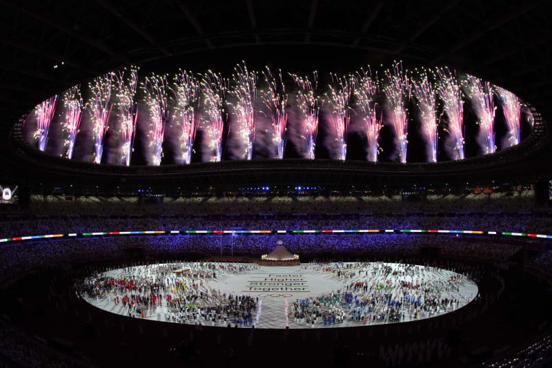 Exploze ohňostroje během zahajovacího ceremoniálu na Olympijském stadionu.