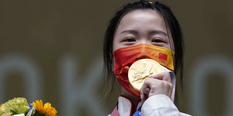 Číňanka Yang Qian se raduje ze zlaté medaile po vítězství ve střelbě ze vzduchové pušky na 10 metrů. Qian se stala první zlatou medailistkou v Tokiu.