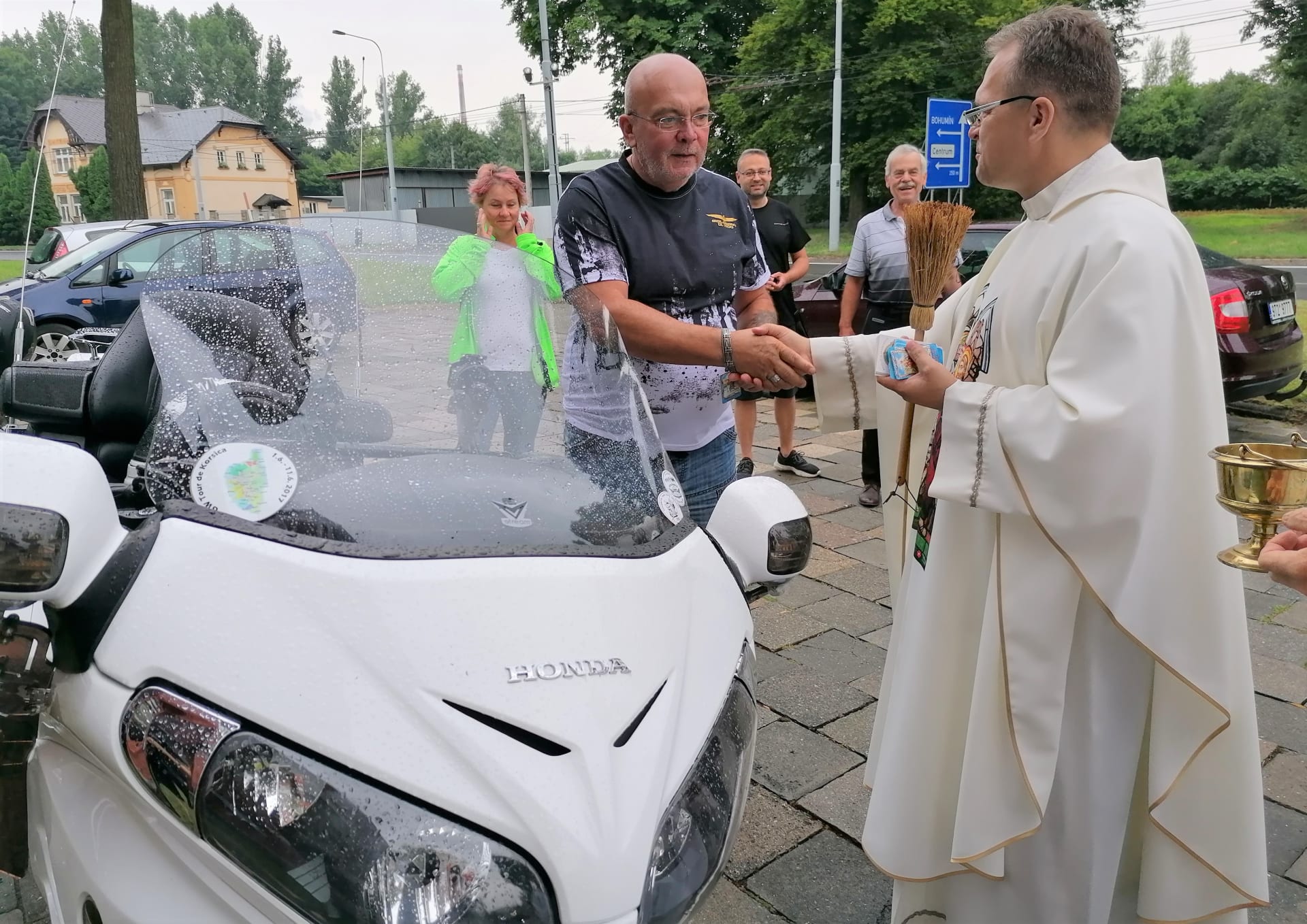 Farář Krzysztof Szewczyk přeje motorkáři Daliboru Pášovi šťastnou cestu na celý další rok.