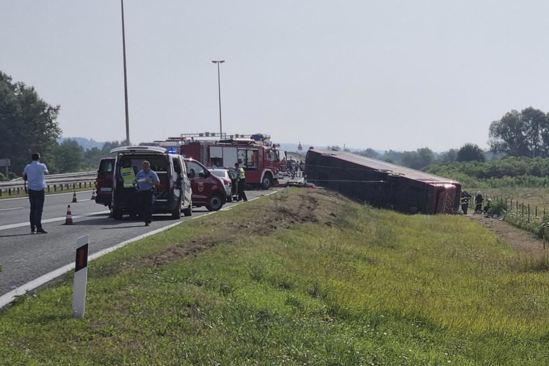 Nehoda autobusu na chorvatské dálnici si vyžádala nejméně 10 mrtvých.