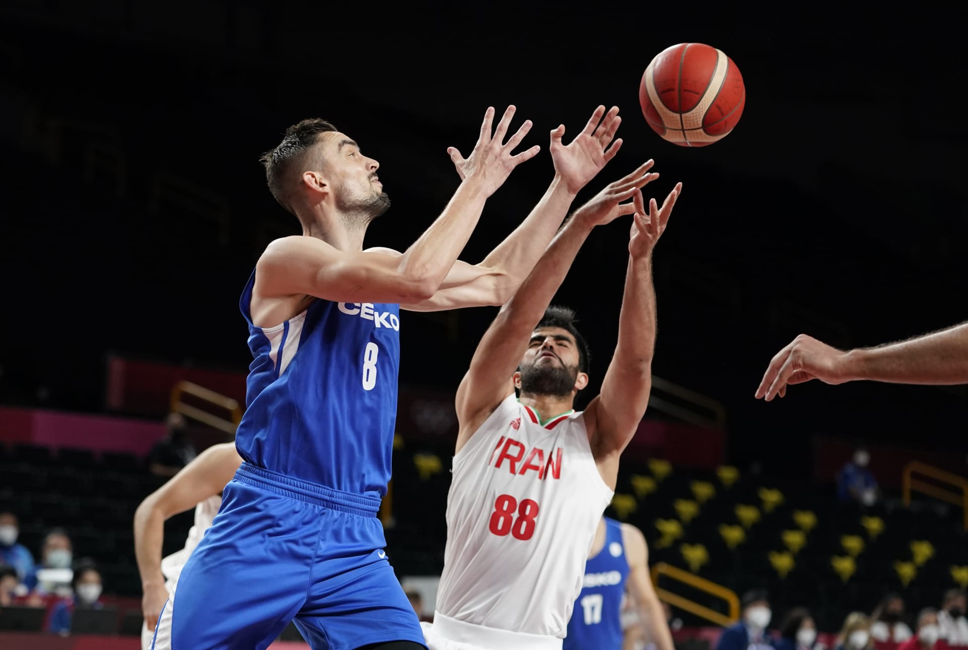 Český basketbalista Tomáš Satoranský během zápasu s Íránem