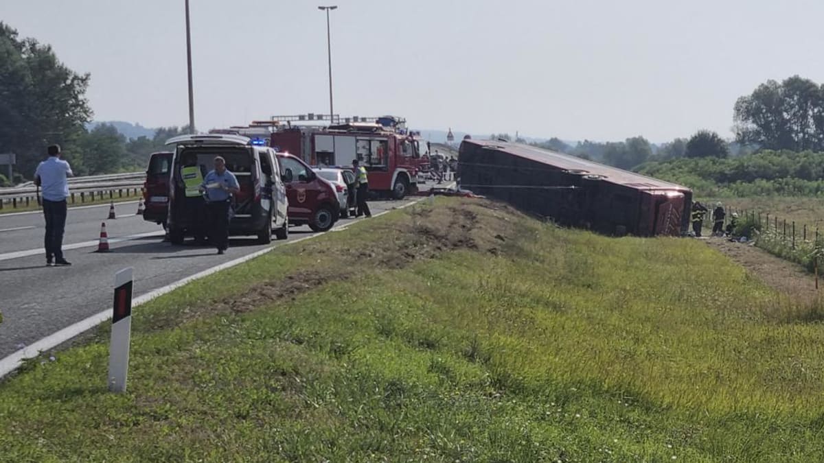 Nehoda autobusu na chorvatské dálnici si vyžádala nejméně 10 mrtvých.