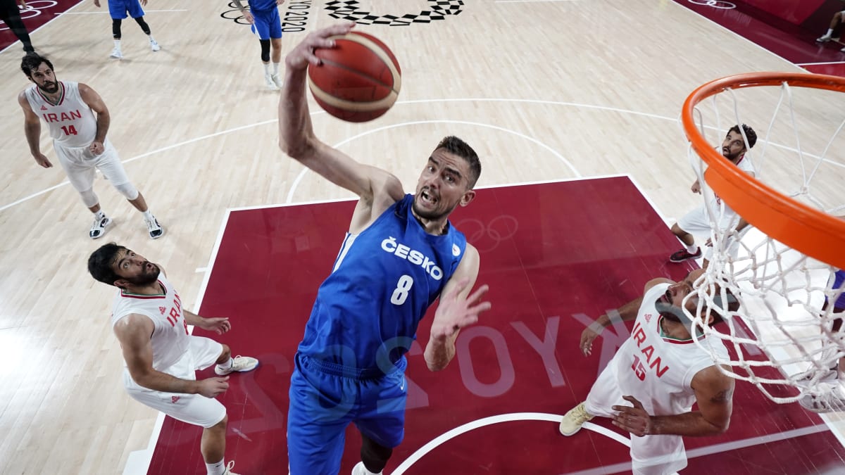 Český basketbalista Tomáš Satoranský během zápasu s Íránem