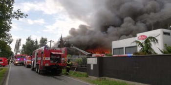 V pražské Uhříněvsi hořela hala, slyšet byly silné exploze. Škoda je přes sto milionů