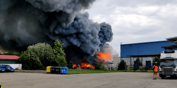 Hasiči dohašují požár haly v Uhříněvsi. Lidé už mohou větrat, příčina se vyšetřuje