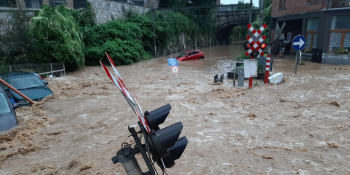 Část Belgie zasáhly bleskové záplavy. Z ulic se staly řeky, záchranáři evakuovali domy