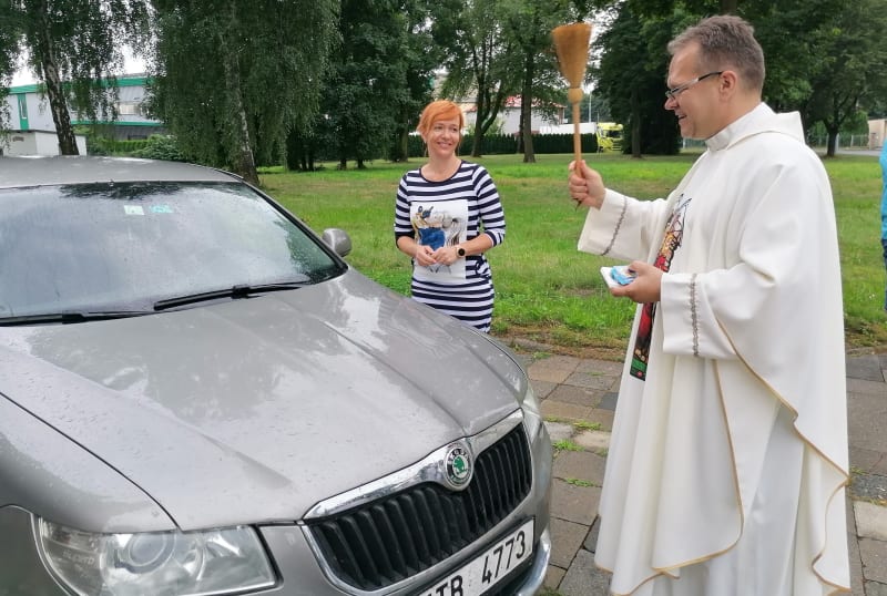 Farář Krzysztof Szewczyk světí automobily u ostravského kostela sv. Františka a Viktora v Hrušově.