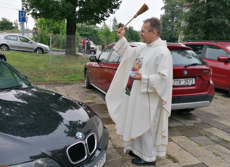 Farář Krzysztof Szewczyk světí automobily v Ostravě.