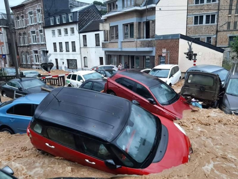 Voda v Belgii strhávala zaparkovaná auta. (autor: Twitter/GeborenAtheiste)