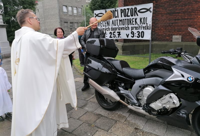 Farář Krzysztof Szewczyk světí motorky  v Ostravě.
