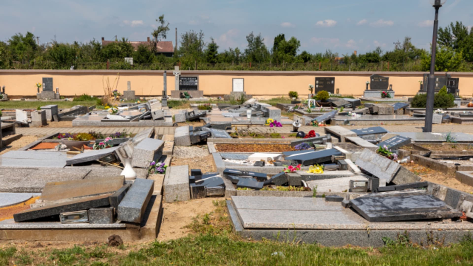 Poškozené hroby v obci Hrušky