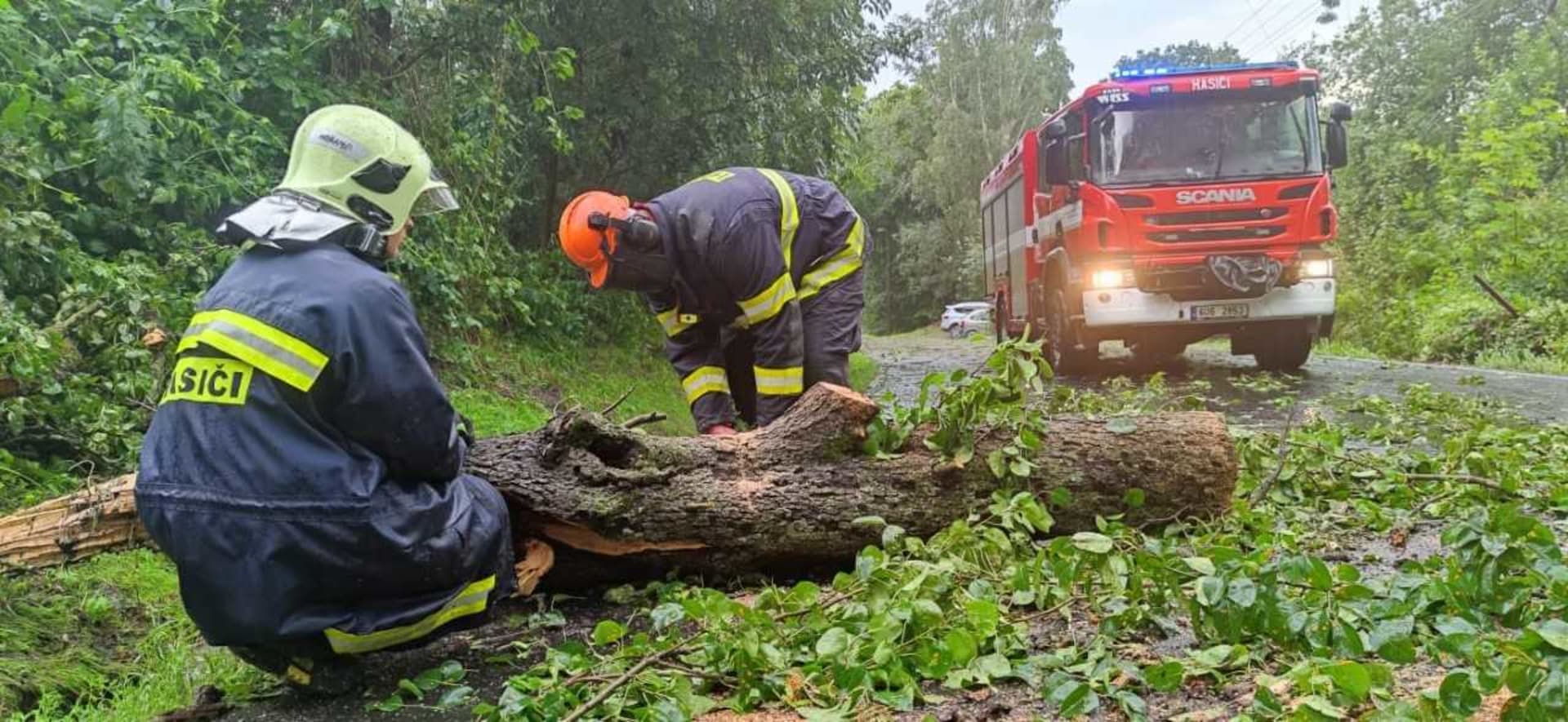 Bouře a déšť zaměstnává od odpoledne hasiče v Děčíně, kteří za dvě hodiny vyjeli k více než 20 událostem.