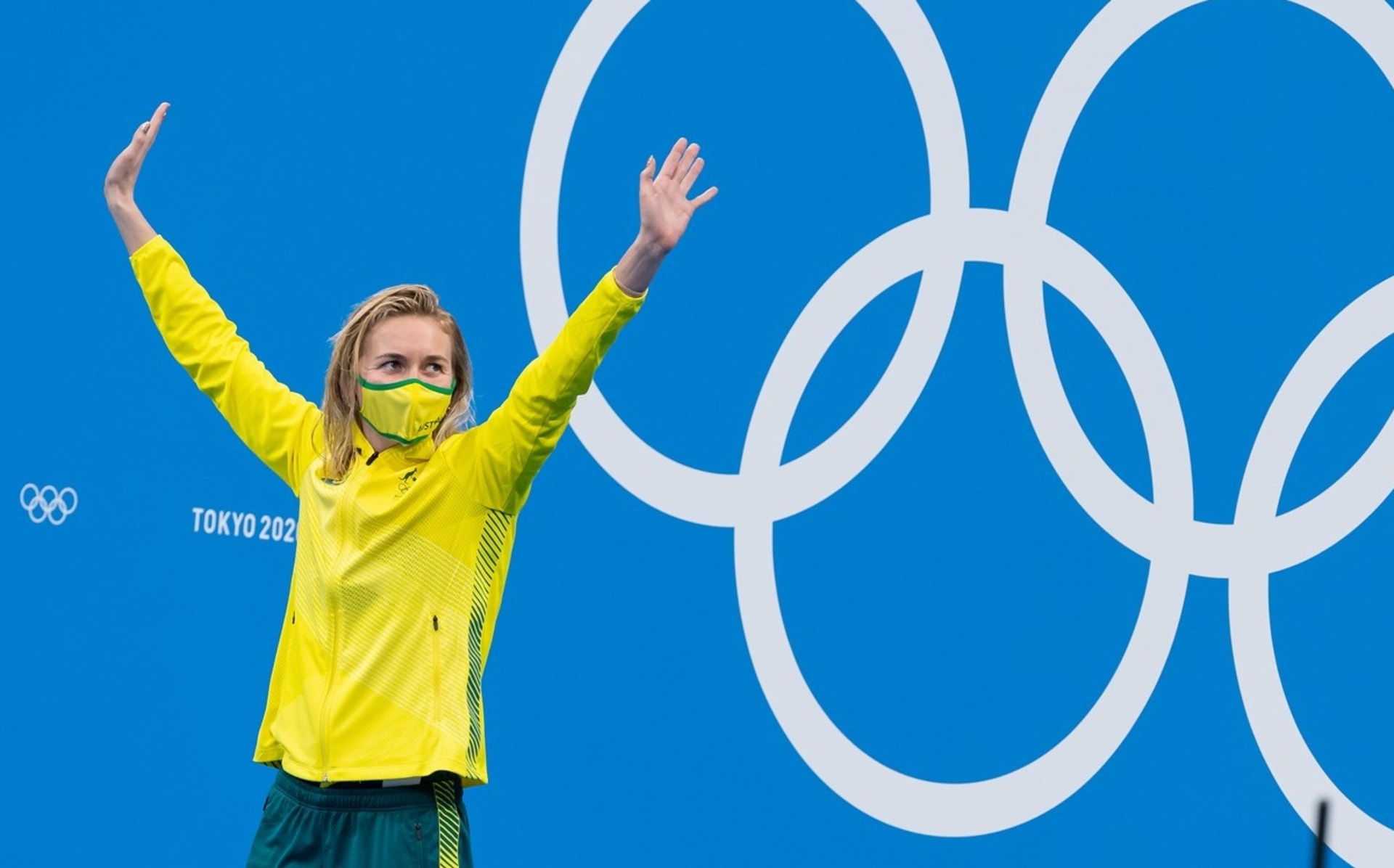 Ariarne Titmusová vyhrála překvapivě zlatou medaili. Její trenér tento obrovský úspěch oslavil více než náležitě.