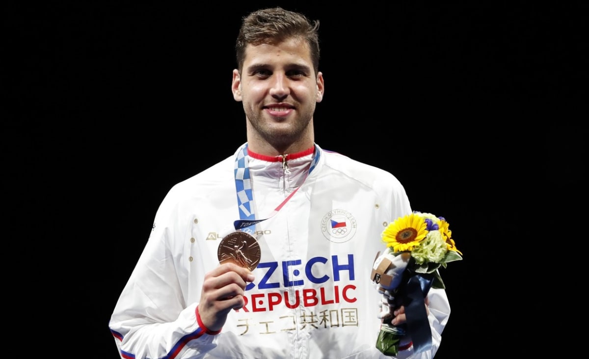 Alexander Choupenitch se svojí bronzovou medailí. Jde o historicky první českou medaili z šermu.