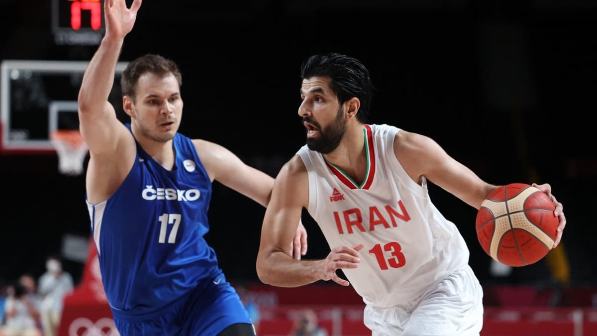 Íránský basketbalista Mohammad Jamshidijafarabadi v souboji s českým hráčem Jaromírem Bohačíkem.