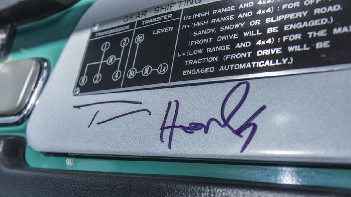 Podpis Toma Hankse i jeho jméno v dokumentech vozu šponují cenu na miliony.