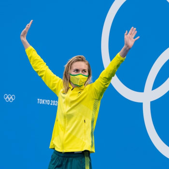 Ariarne Titmusová vyhrála překvapivě zlatou medaili. Její trenér tento obrovský úspěch oslavil víc než náležitě.